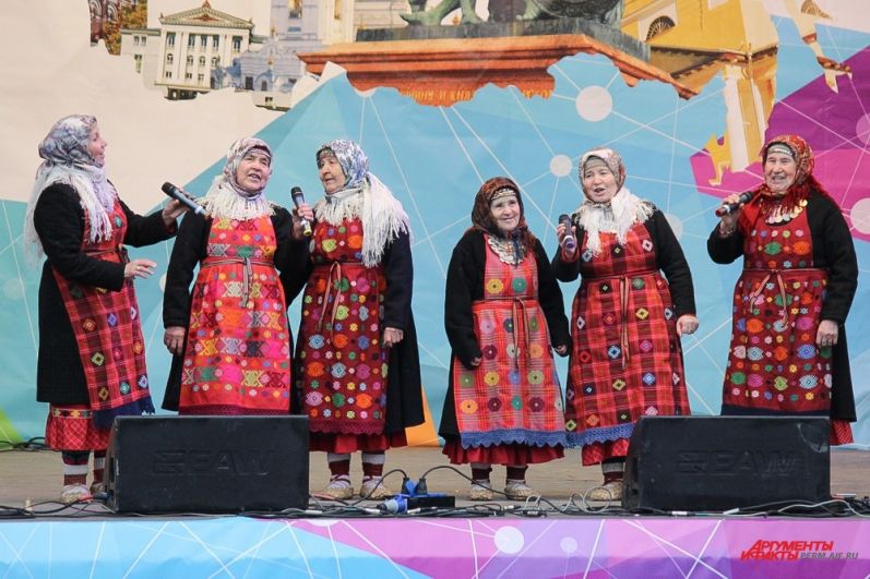 На сцене знаменитый этнофольклорный коллектив исполнил известные песни, частушки и главный хит «Party for everybody dance».
