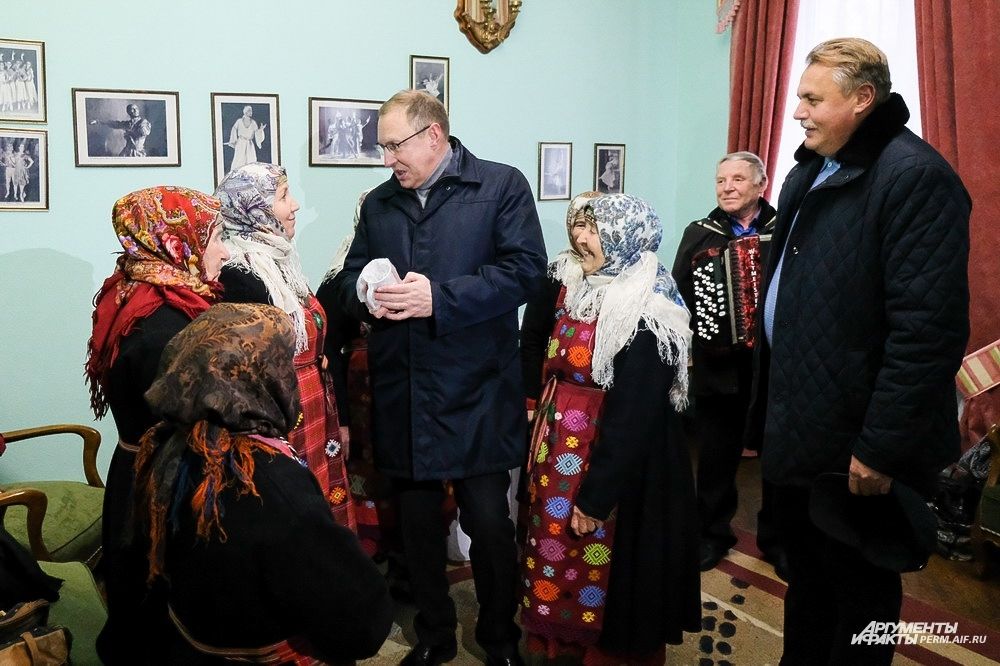 Бурановские бабушки подарили Дмитрию Самойлову фирменную кружку.