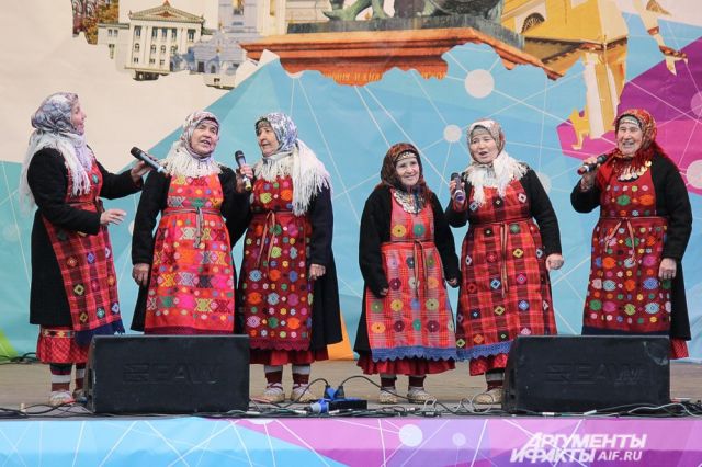 На сцене знаменитый этнофольклорный коллектив исполнил известные песни, частушки и главный хит «Party for everybody dance».