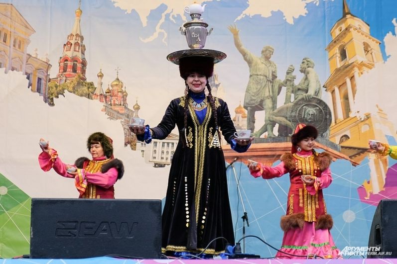 Ансамбль башкирского этнического танца «Лейла» удивил зрителей необычной чайной церемонией.
