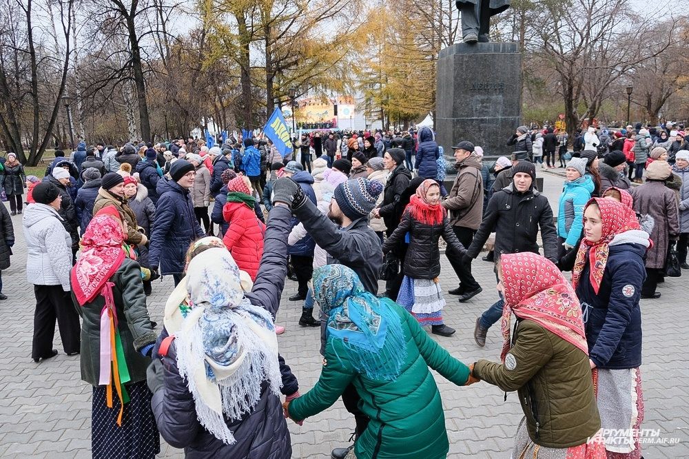 4 ноября в Театральном сквере состоялись праздничные мероприятия в честь Дня народного единства.