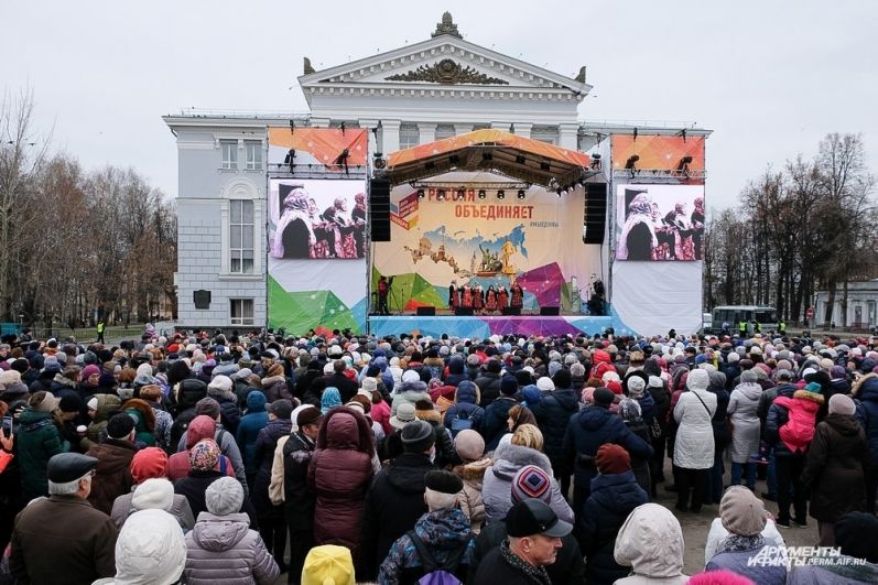 Затем на главной сцене с концертной программой «Россия объединяет» выступили творческие этнические и фольклорные коллективы.