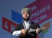Заслуженный артист Чеченской республики Резавди Исмаилов выступает на митинге в центре Грозного, посвященном Дню народного единства.
