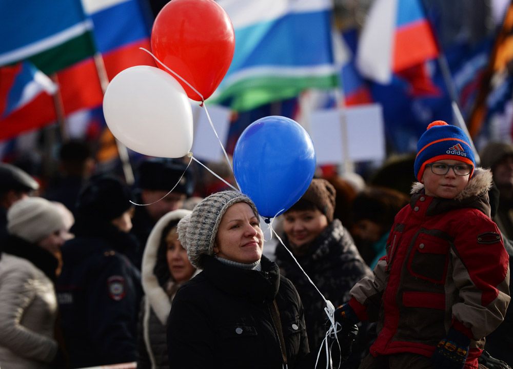 Участники на митинге в честь Дня народного единства в Екатеринбурге.