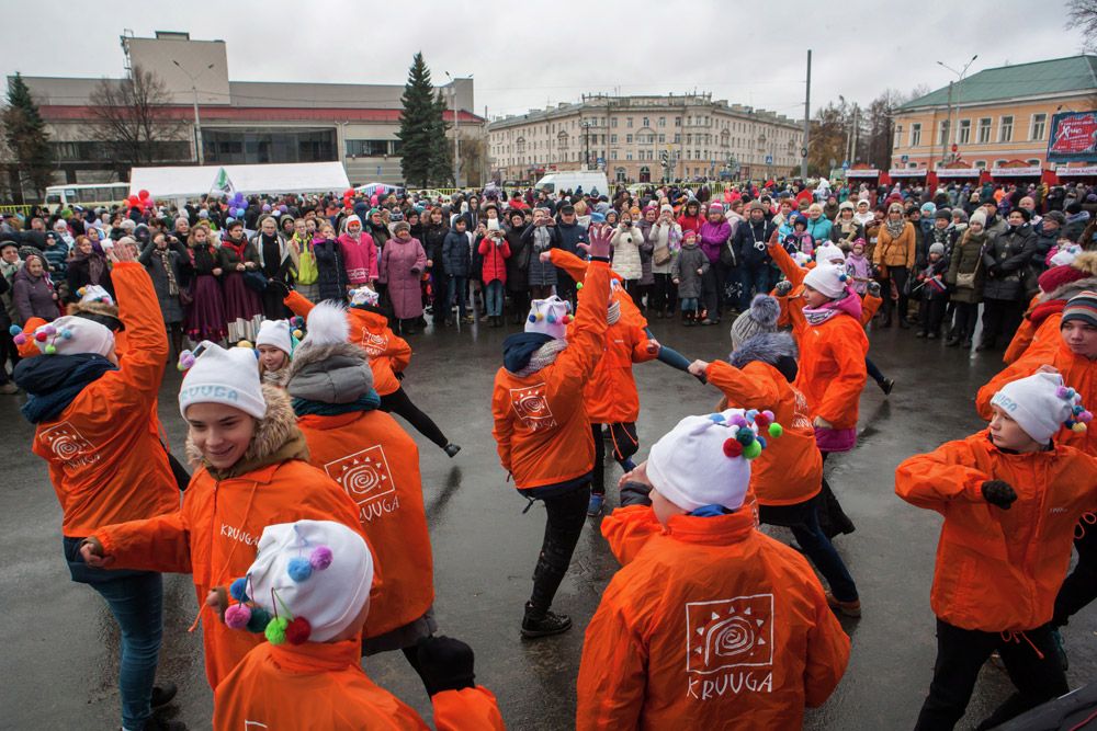 Выступление детского фольклорного ансамбля «КРУУГА» на митинге-концерте на праздновании Дня народного единства в Петрозаводске.