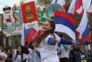 Участники театральной постановки с выносом 85 гербов субъектов России на праздновании Дня народного единства в Симферополе.