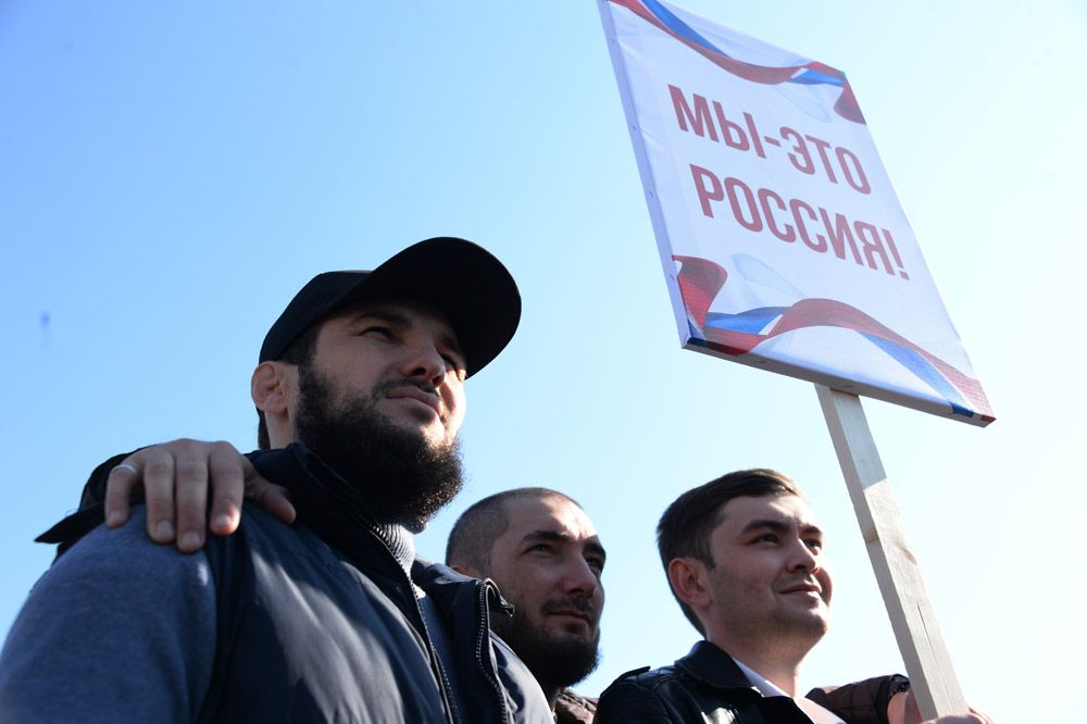 Участники митинга в центре Грозного, посвященного Дню народного единства.