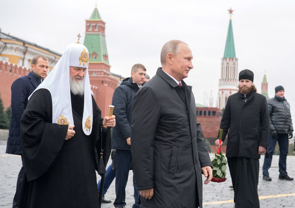 Президент РФ Владимир Путин и патриарх Московский и всея Руси Кирилл на церемонии возложения цветов к памятнику Кузьме Минину и Дмитрию Пожарскому на Красной площади в рамках мероприятий, посвящённых Дню народного единства.