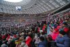 Зрители на митинге-концерте «Россия объединяет!» на большой спортивной арене «Лужники» в Москве.