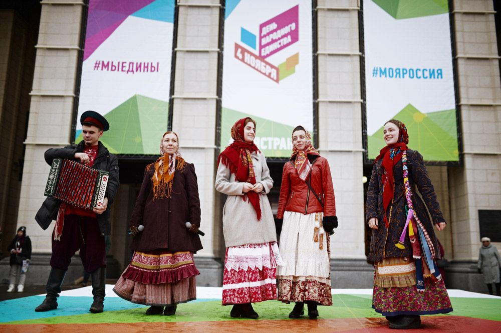 Артисты на праздновании Дня народного единства на площади имени Ленина в Новосибирске.