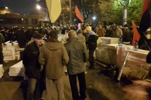 Геращенко: Активисты под Радой незаконно обыскивают прохожих