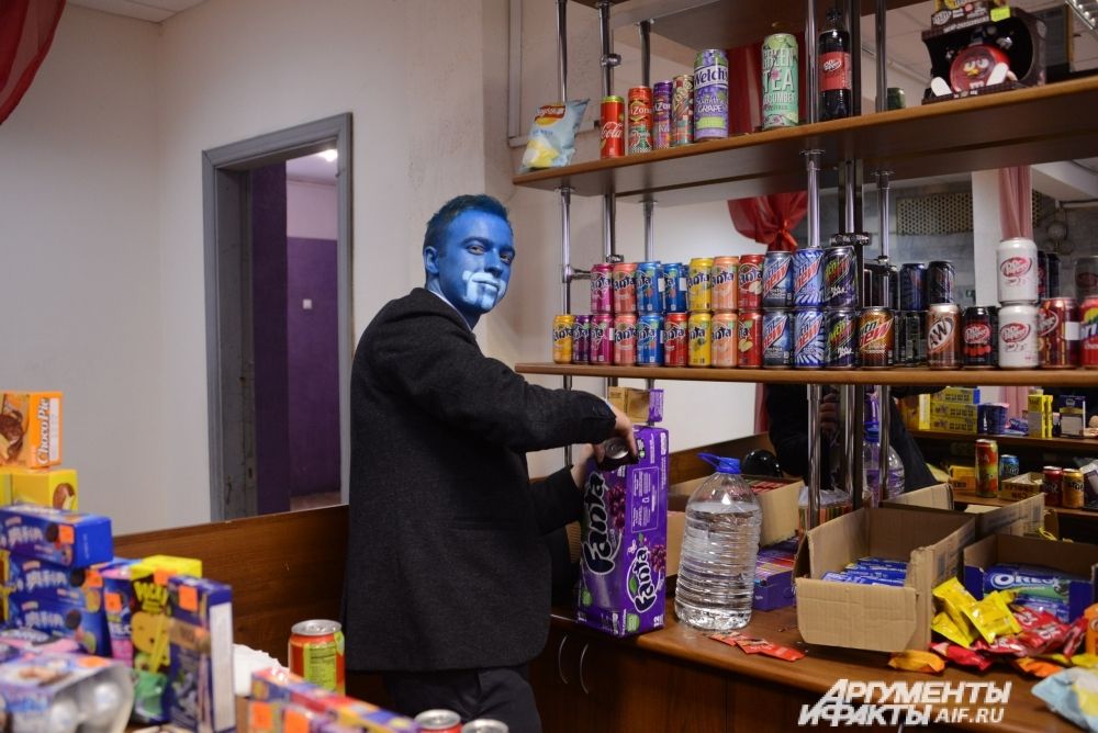 В образе были даже работники кафе.