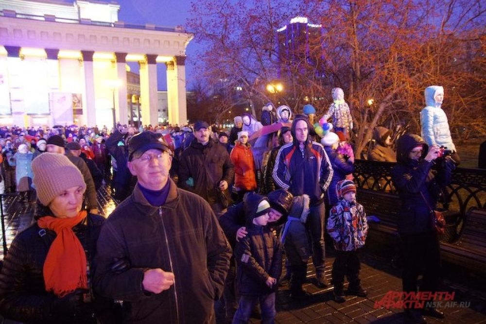Горожане начали собираться на площади Ленина еще с 14:00 часов.