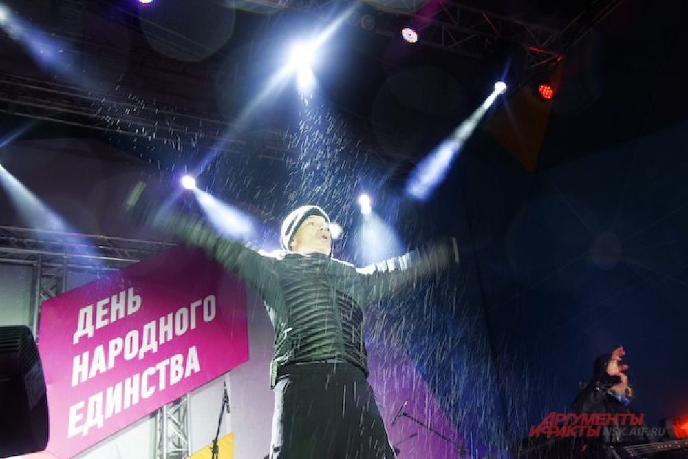 Наконец, появился любимый сибиряками исполнитель.