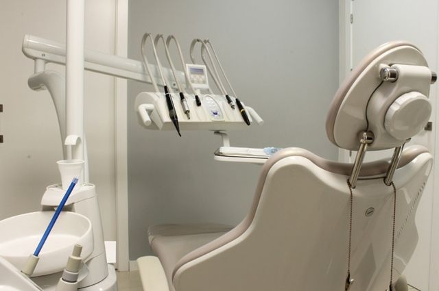 Обслуживанием пациентов по ДМС занимаются 12 стоматологических 