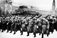 Парад на Красной площади в Москве 7 ноября 1941 года.