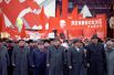 Президент СССР Михаил Сергеевич Горбачев (третий справа) и Председатель Верховного Совета РСФСР Борис Николаевич Ельцин (второй справа) возглавляют колонну демонстрантов. Последняя ноябрьская демонстрация на Красной площади в честь 73-летней годовщины Великой Октябрьской социалистической революции. 7 ноября 1990 года.