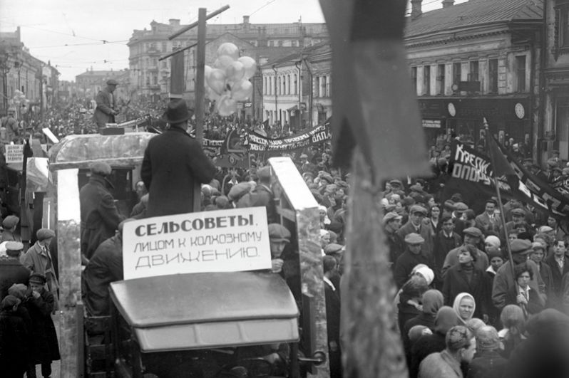 Демонстрация в день празднования XI годовщины Октября. 7 ноября 1928 года.