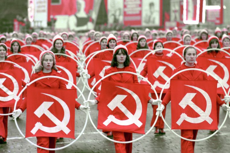 Физкультурники на Красной площади во время празднования 58-й годовщины Великой Октябрьской социалистической революции. 7 ноября 1975 года.