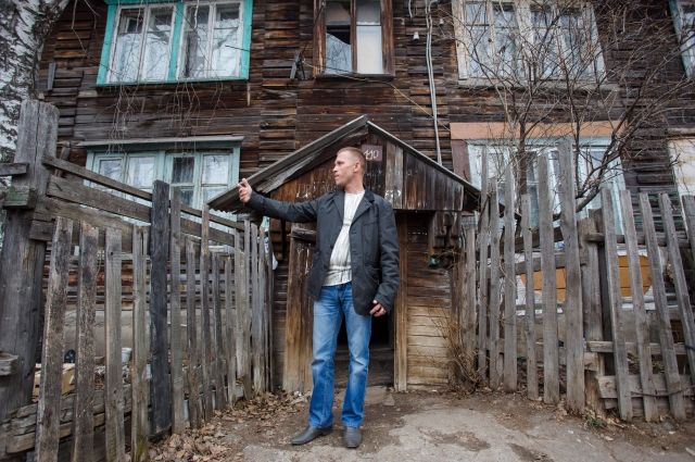 Жителей этого дома на ул. Приволжской в Казани расселили двумя способами - кого-то в кредит, кого-то бесплатно.