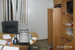 Деревянное окно злоумышленники легко взломали.