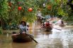 Жители города Хойан на улицах города после наводнения, вызванного тайфуном «Дамри».