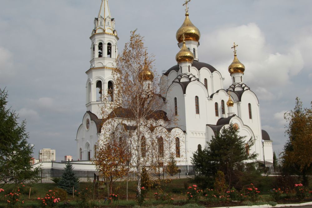 Центральное место в комплексе занимает величественный и златоглавый Свято-Троицкий храм.