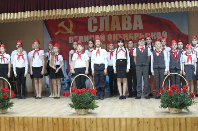 Пионеры из трёх школ Труновского района сделали импровизированное представление об Октябрьской революции и победах советского народа.