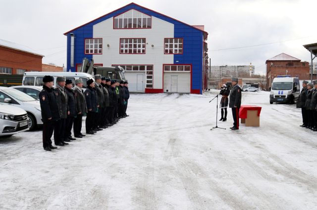 Начальник УМВД по Тюменской области вручил сотрудникам ключи от новых машин