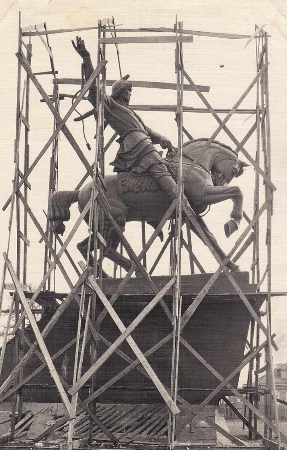 Модель памятника Салавату Юлаеву на площади перед мастерской в Ахтырке.