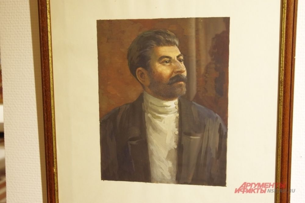 Например, высоко ценится экспертами портрет И.В.Сталина, который написал неизвестный художник. В то время (ссылка Сталина в 1912 году) становление этого политика только началось.