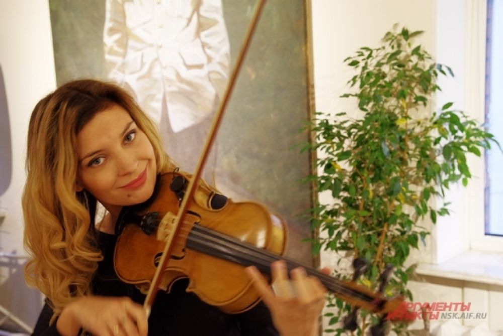 Прекрасными композициями из прошлого гостей радовала молодая скрипачка Полина Генш.