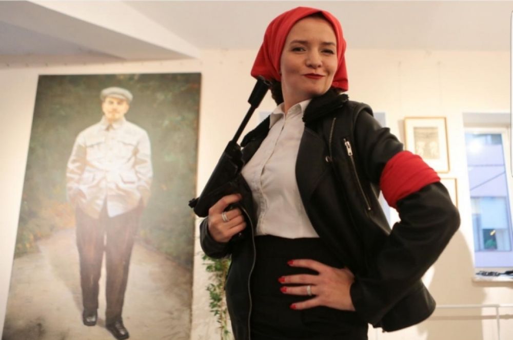 Хозяйка галереи, Кузнецова Ирина Игоревна предстала в образе бравой коммунистки.