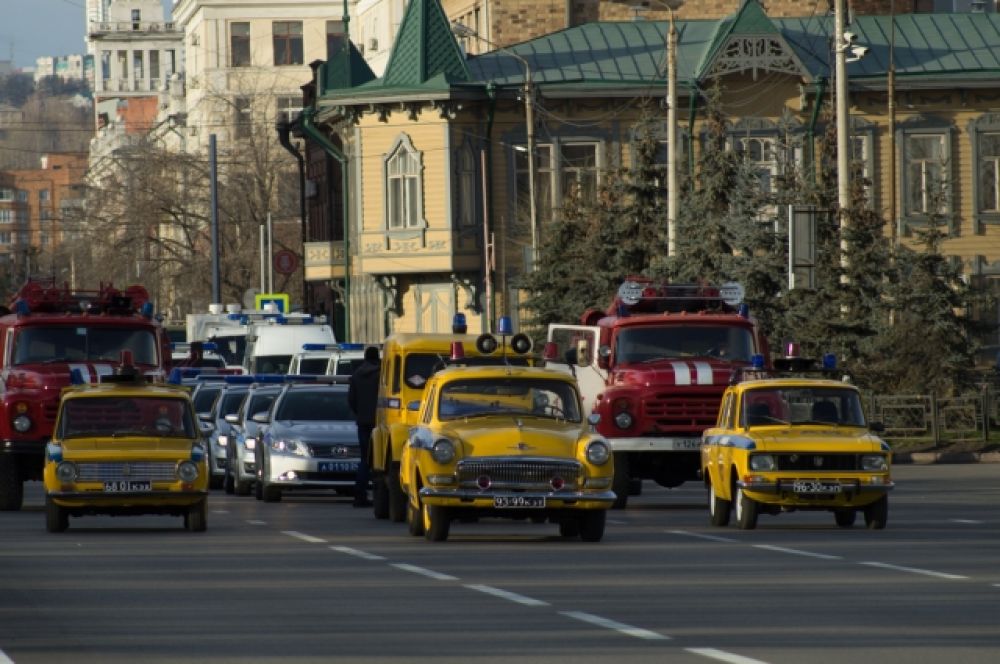 В честь праздника перед трибунами прошли милицейские ретро-автомобили – ГАЗ-21 «Волга», ВАЗ-2101 «Копейка», Москич-2140 и автомобиль повышенной проходимости ГАЗ-69.