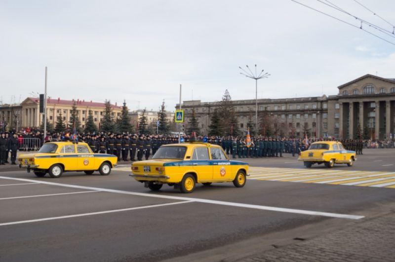 Ретро-автомобили на площади Революции. 