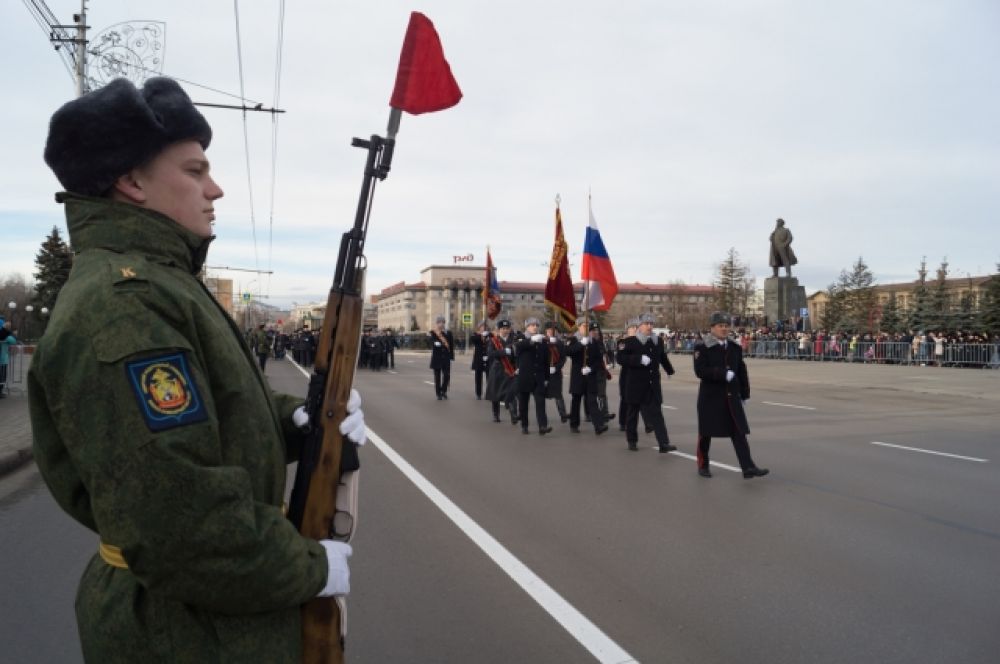 Впервые за долгие годы перед трибунами одновременно пронесли знамена советской милиции и полиции Красноярского края.