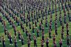 8 ноября. Студенты выступают на поле во время церемонии открытия спортивной школы в Китае.
