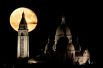 5 ноября. Полная луна над базиликой Сакре-Кёр на Монмартре в Париже, Франция. 