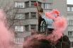 7 ноября. Активистка движения Femen выступает против деятельности президента Петра Порошенко и правительства Украины на памятнике героям Октябрьской революции в Киеве, Украина.