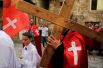 8 ноября. Туристы из Польши несут деревянный крест во время шествия в Старом городе Иерусалима.