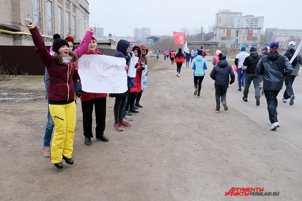 Во время бега участников поддерживали зрители.