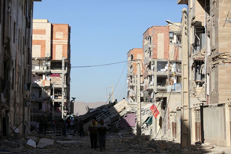 Последствия землетрясения в городе Керманшах на западе Ирана.