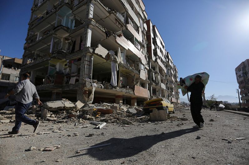 Последствия землетрясения в городе Керманшах на западе Ирана.