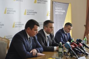 Глава НАБУ пожаловался на давление властей