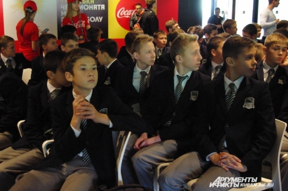 На церемонию пригласили юных воспитанников футбольной академии ФК «Краснодар».