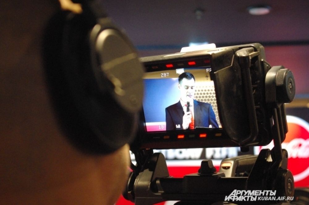 Телеканал «Матч ТВ» ведет прямой репортаж с церемонии встречи Кубка.