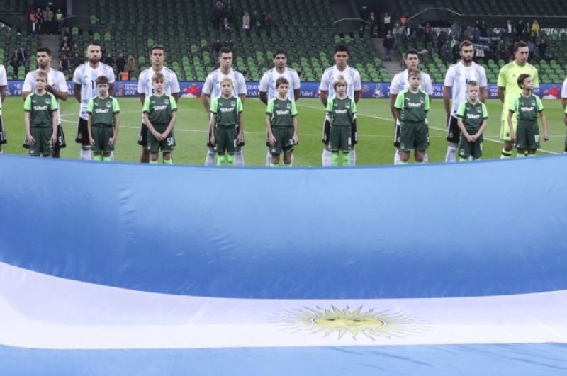 Российские поклонники футбола болели в основном за Аргентину, так как многие пришли на стадион ради Лионеля Месси.