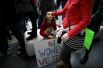 7-летняя Ада Кеннеди со своей матерью участвуют в акции протеста в Голливуде.