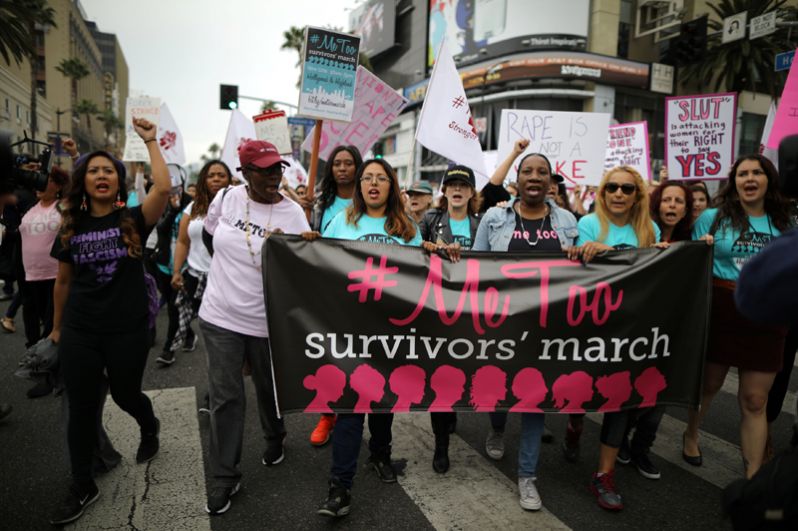 Участницы марша против сексуальных домогательств в Голливуде. 