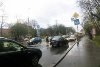 Перебегавшая дорогу пятилетняя девочка попала под авто в Калининграде.